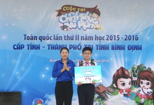 Chị Huỳnh Thị Anh Thảo – Phó Bí thư Tỉnh đoàn, Chủ tịch Hội đồng Đội tỉnh trao phần thưởng cho thí sinh đạt giải